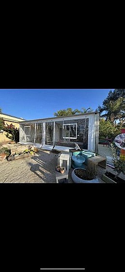 ����� ����