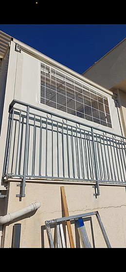 ����� ����