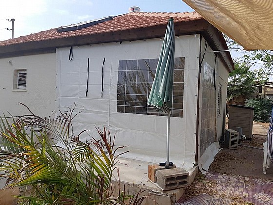 ����� ����